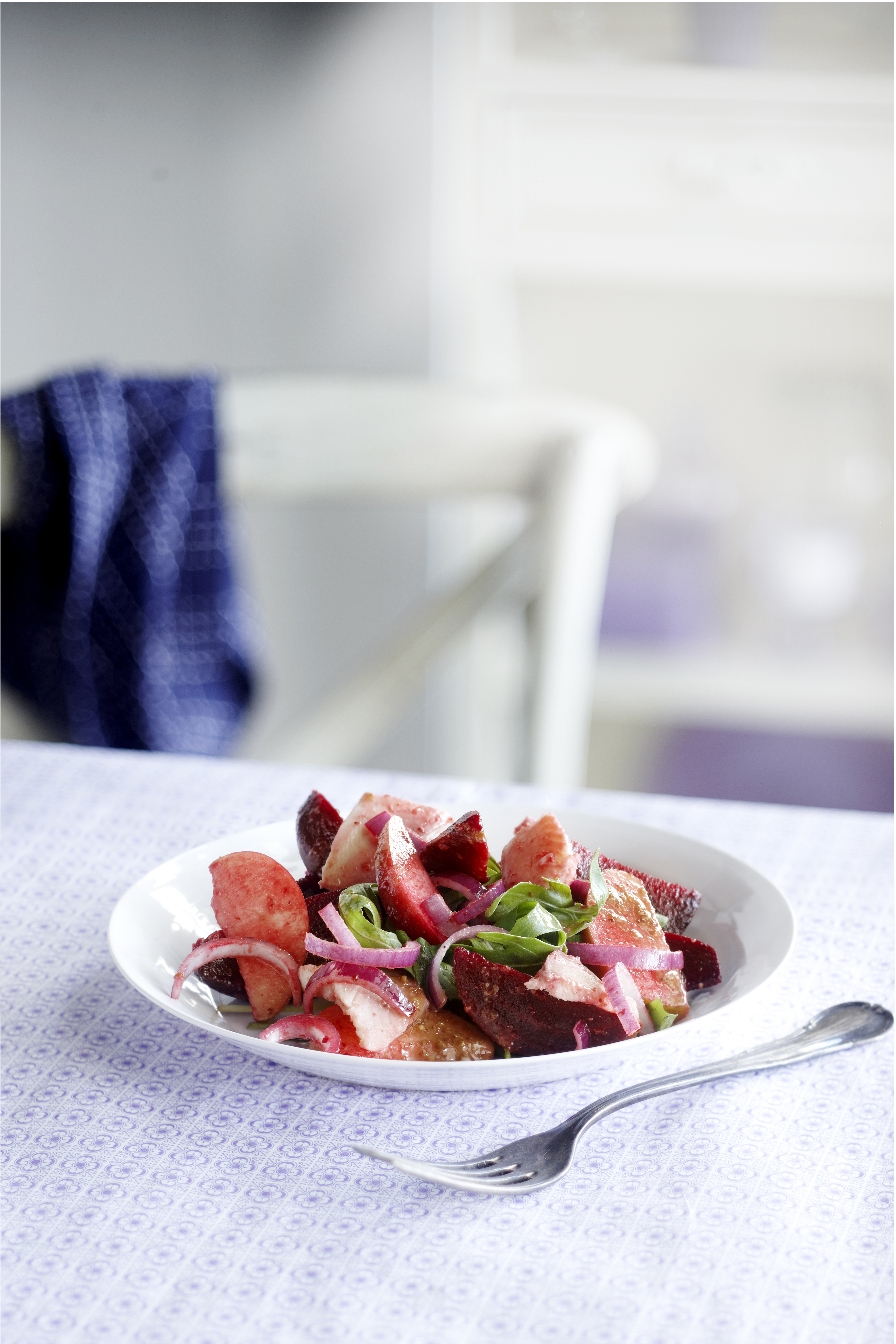 Bietensalade met gerookte forelfilet en appel