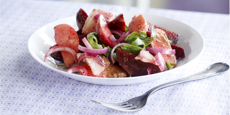 Bietensalade met gerookte forelfilet en appel