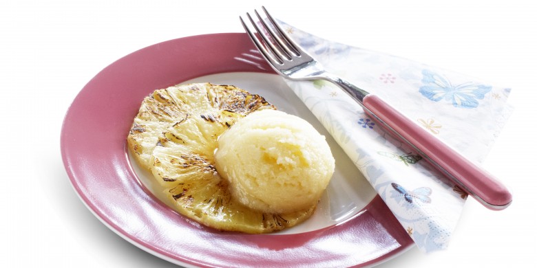 Gegrilde ananas met ijs
