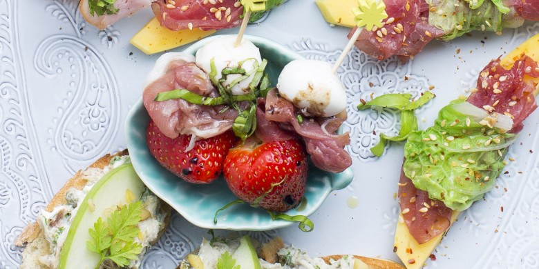 Aardbei- mozzarella prikkers met rauwe ham