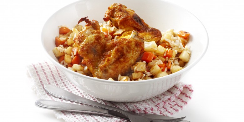 Gebakken rijst met knolgroenten en kippenvleugeltjes