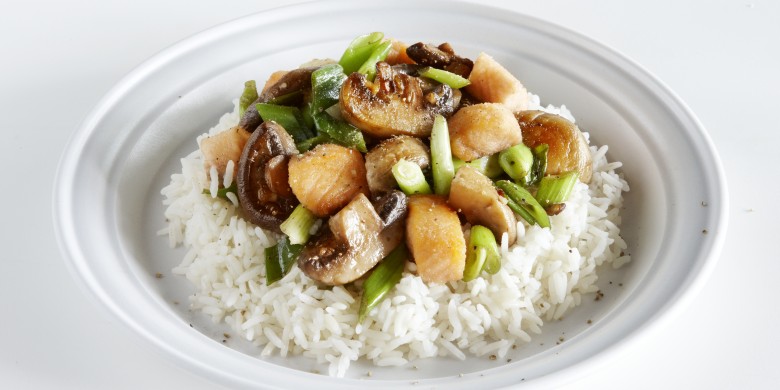 Roerbakschotel met vis en champignons