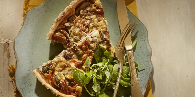 Hartige notentaart met champignons en blauwe kaas