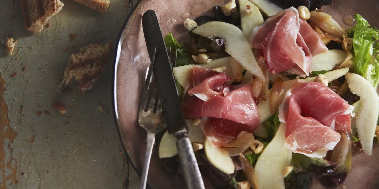 Perensalade met parmaham en notendressing