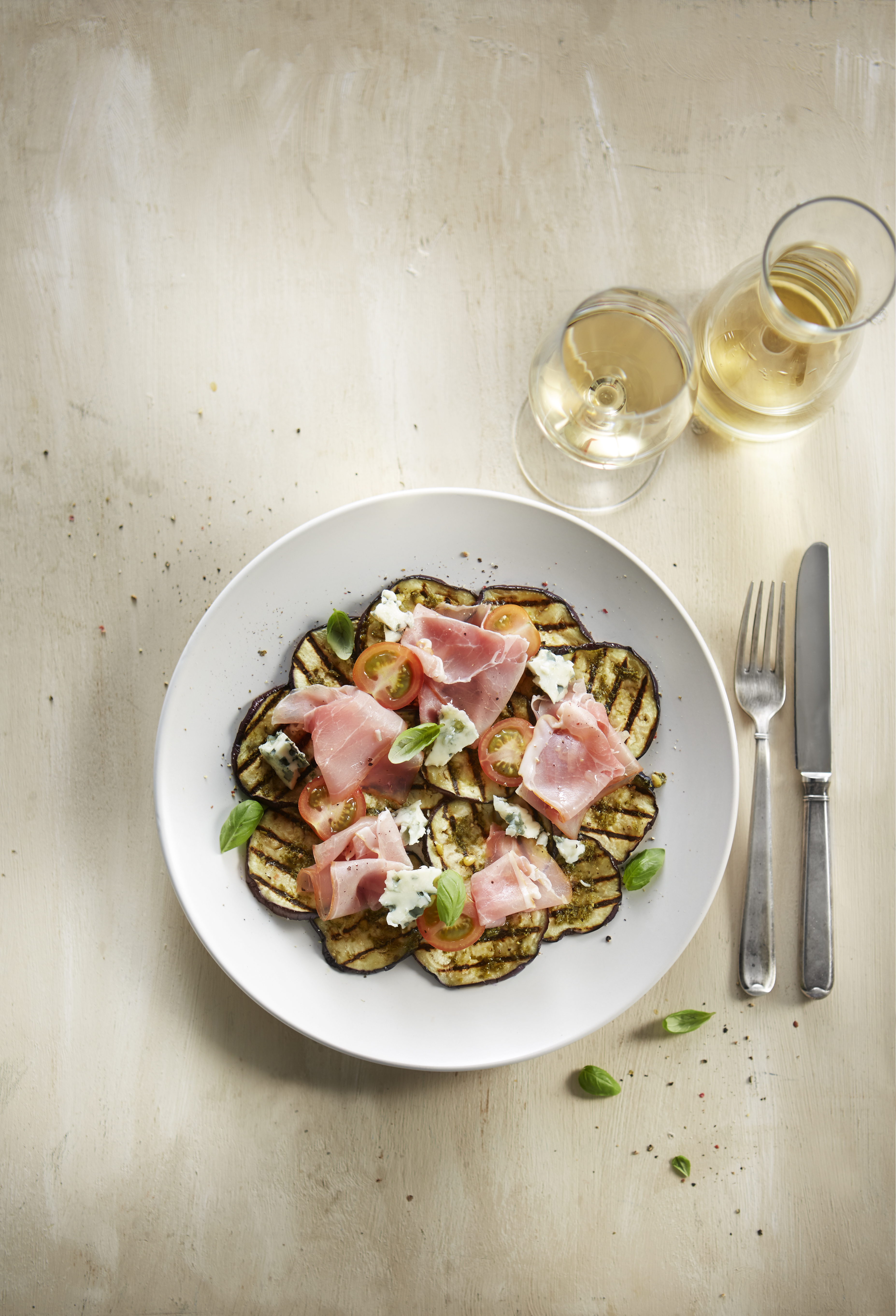 Auberginecarpaccio met rauwe ham en roquefort