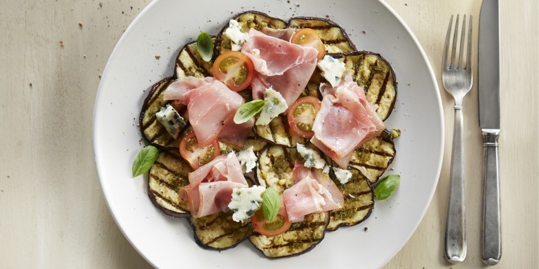 Auberginecarpaccio met rauwe ham en roquefort