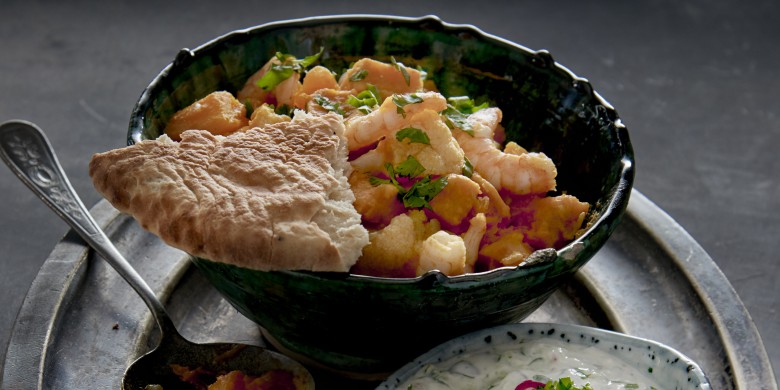 Pompoencurry met garnalen en frisse yoghurtsaus