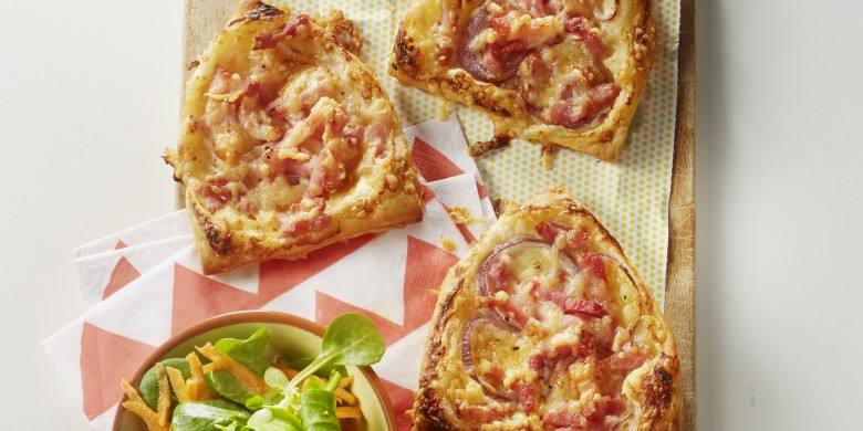 Flammkuchen met spekjes, ui en crème fraîche