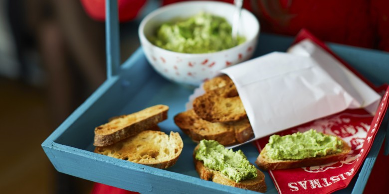 Crostini met romige doperwtenmousse