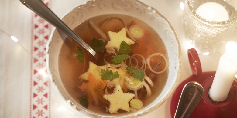 Runderbouillon met ei- en wortelsterren