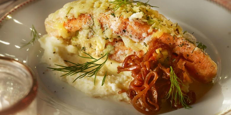 Zalmsandwich met kaas, kruiden en sjalottencompote