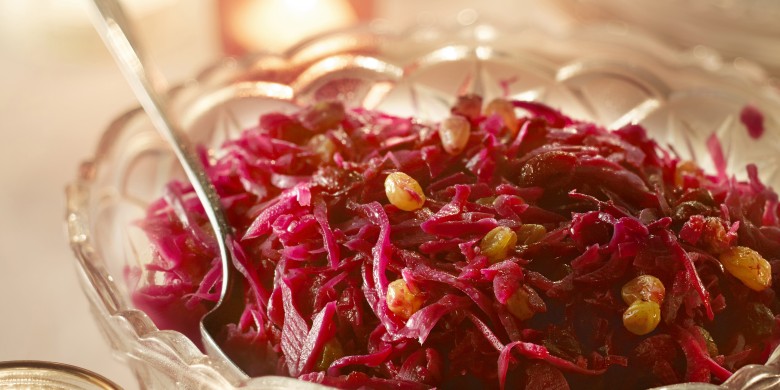 Rodekool met appel, cranberry's en rozijnen