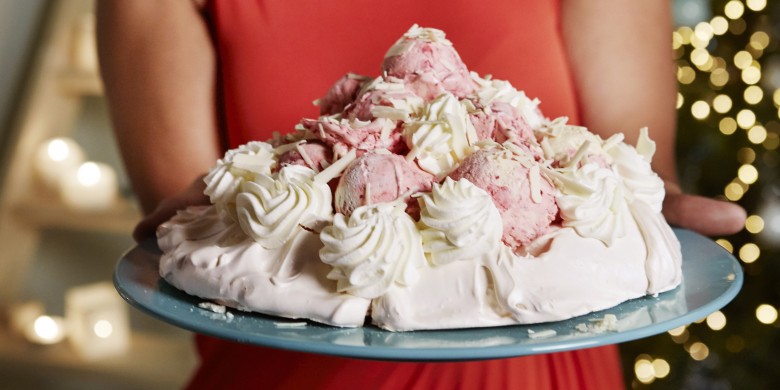 Pavlova met cranberry-roomijs