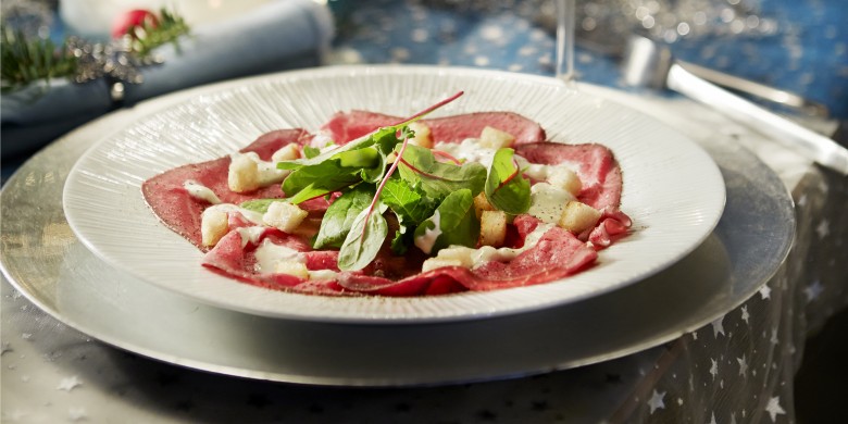 Carpaccio van rosbief met blauwe kaas