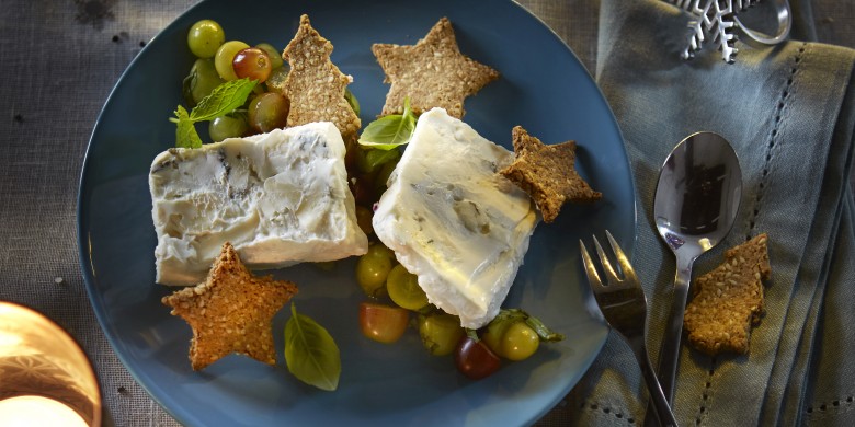 Kaasterrine met notencrackers en druivensalade