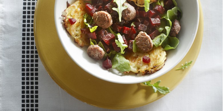 Bietensalade met worst en reibekuchen