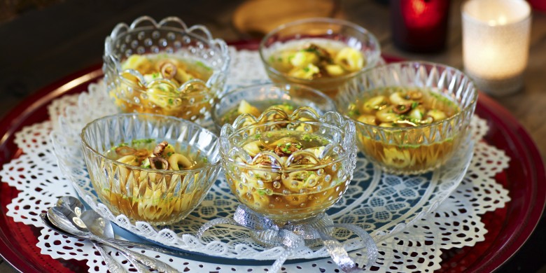 Runderbouillon met tortellini en gefrituurde knoflook