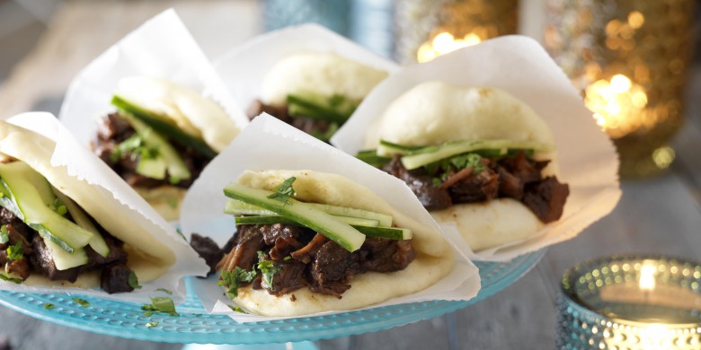 Langzaam geroosterd varkensvlees met gestoomde broodjes