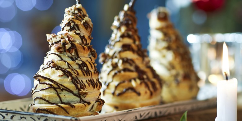 Stoofpeertjes in bladerdeeg met pecannoten en chocolade