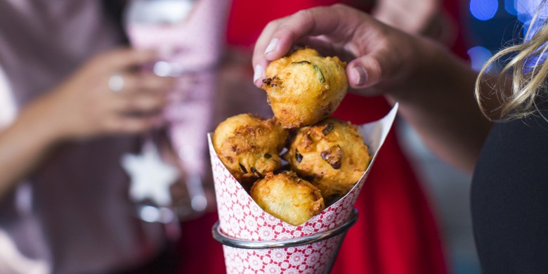 Oliebollen met oude kaas en bosui