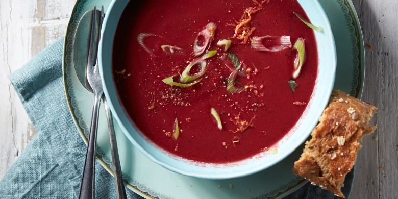 Bietensoep met gember en kokosmelk