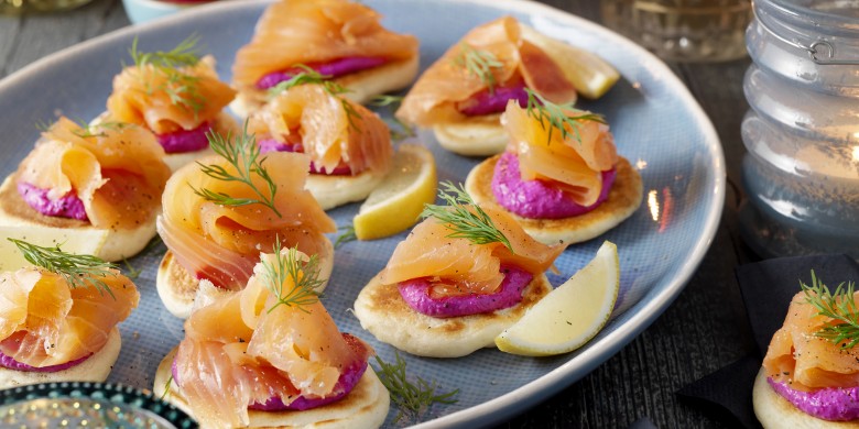 Blini's met zalm en bietenroom