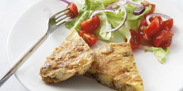 Broodomelet met knoflook en tuinkruiden