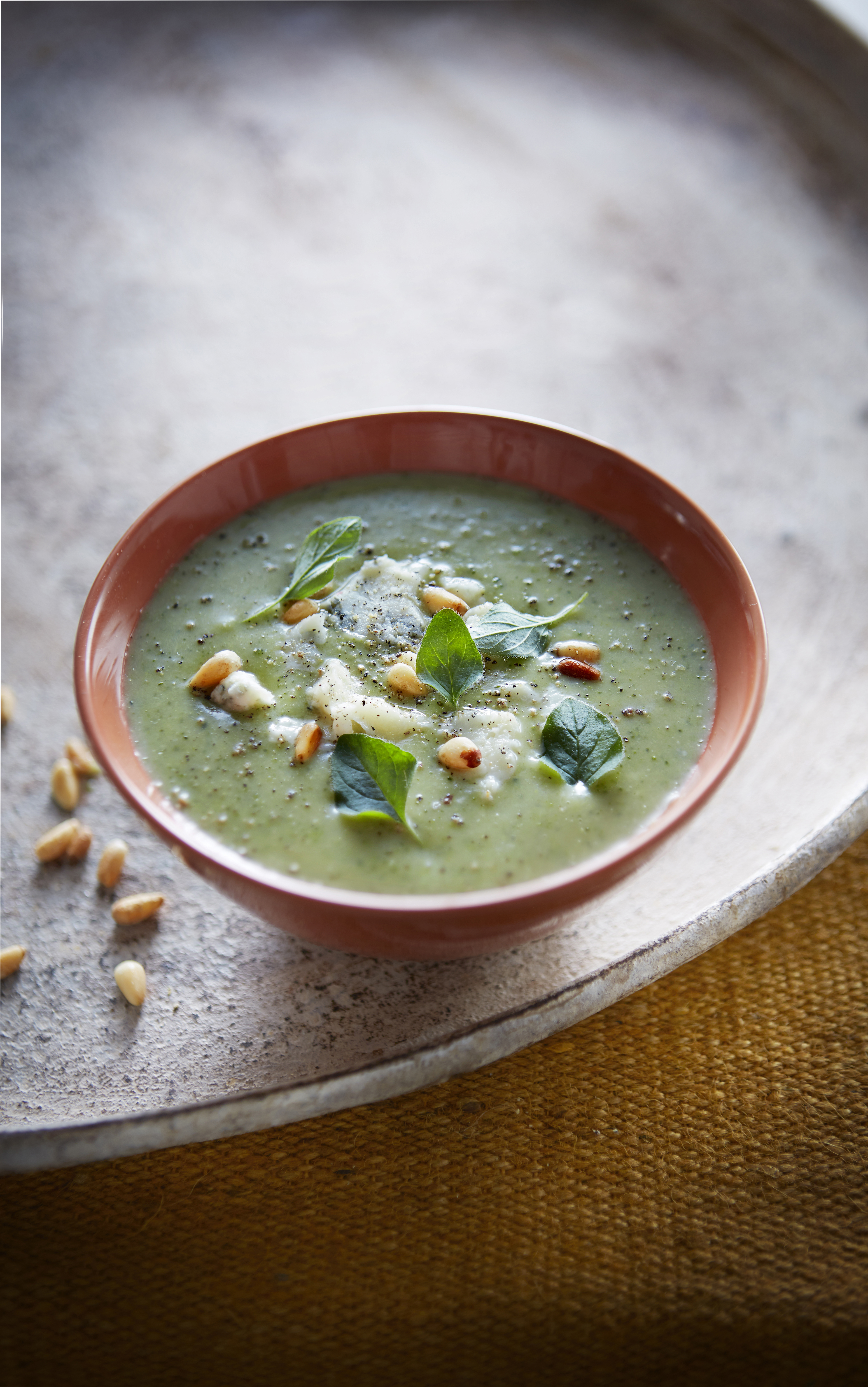 Broccoli-velouté met blauwe kaas en pijnboompitten