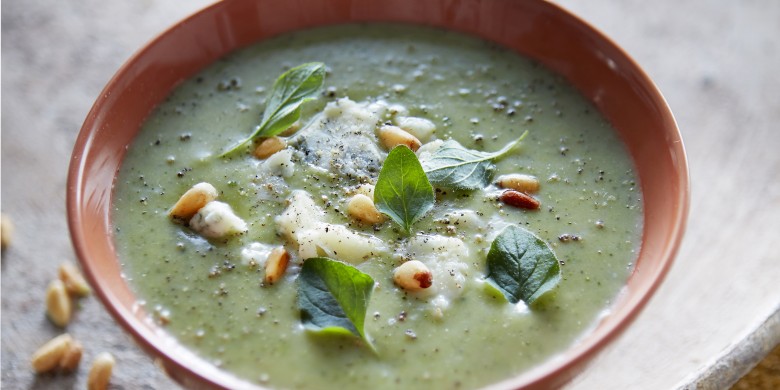 Broccoli-velouté met blauwe kaas en pijnboompitten
