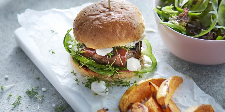 Hamburgers met geitenkaas en zoete aardappelpartjes