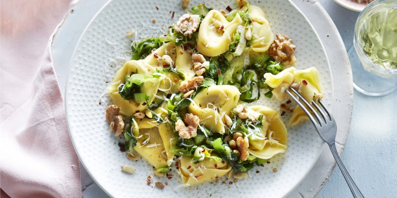 Tortellini met andijvie en walnoten
