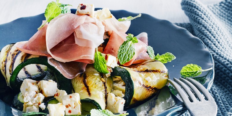 Gegrilde courgette met gebakken feta en munt