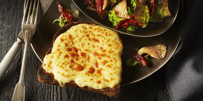 Welsh rarebit met paddenstoelensalade