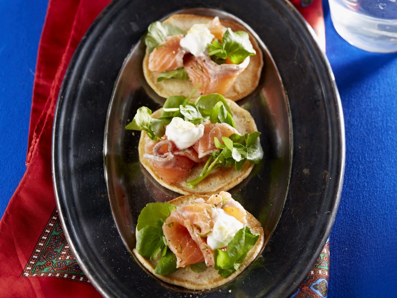 Blini met zalm en waterkers