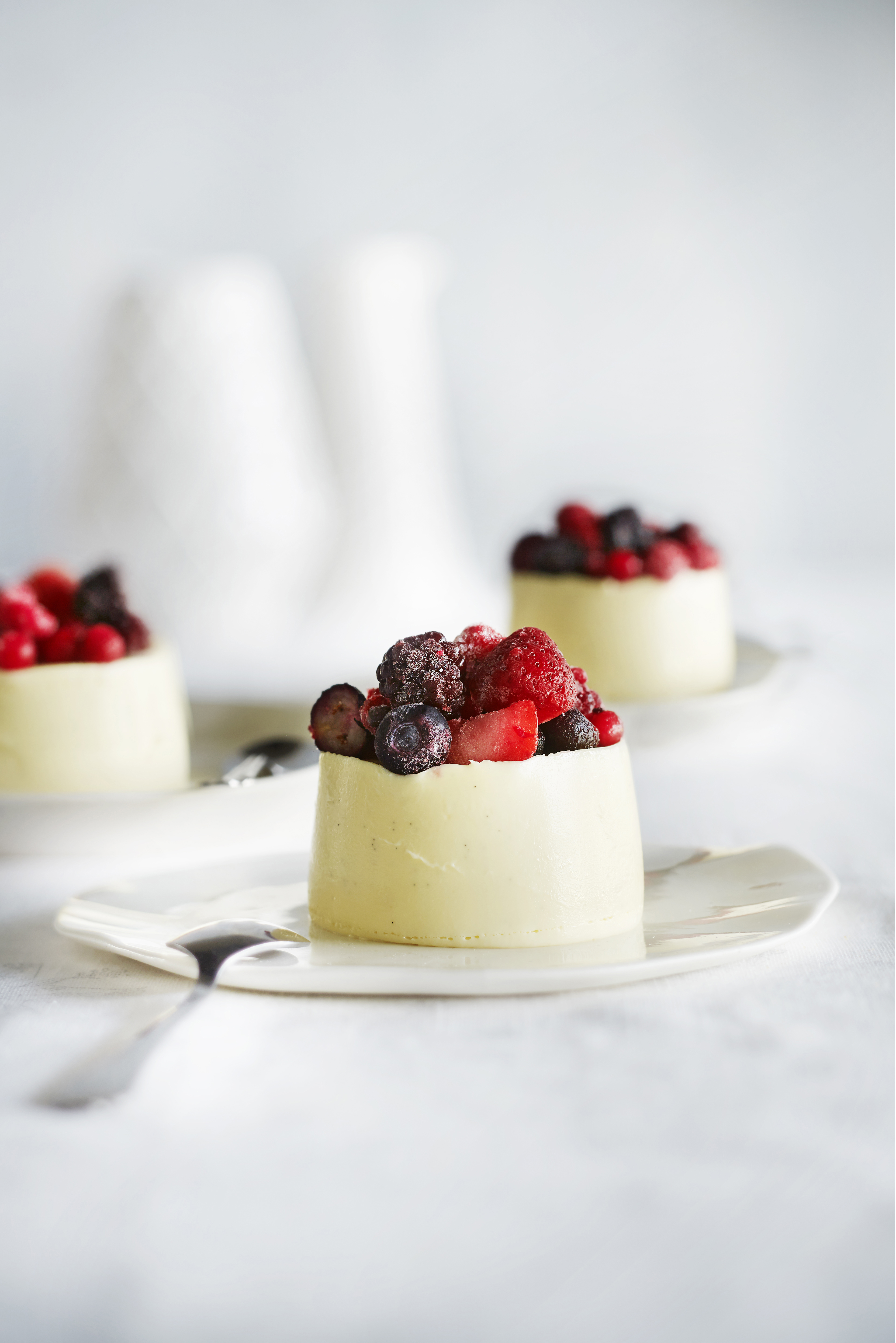 Panna cotta van witte chocolade met bosvruchten