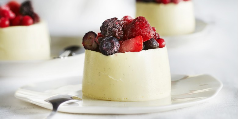 Panna cotta van witte chocolade met bosvruchten