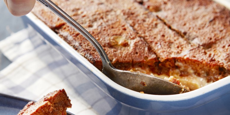 Warme ontbijtkoekpudding met appel en rozijnen