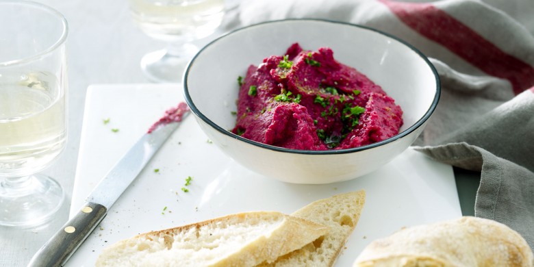 Bietenhummus met gepofte knoflook