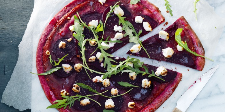 Bietenpizza met geitenkaas en rucola