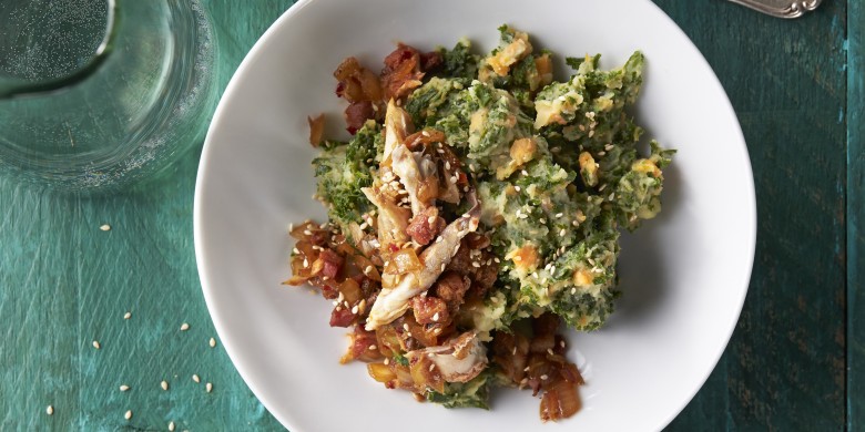 Boerenkoolschotel met zoete aardappel en makreel