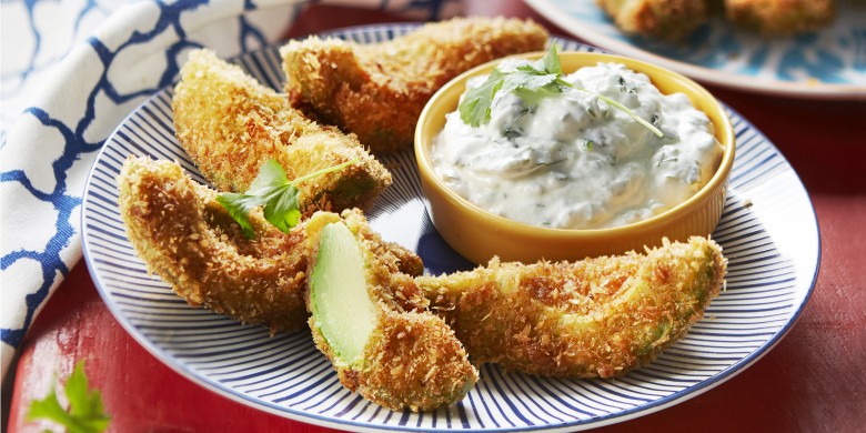 Krokante avocadopartjes met korianderdip