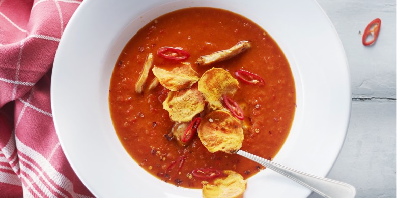 Kruidige paprikasoep met zoete aardappelchips en kip piri piri