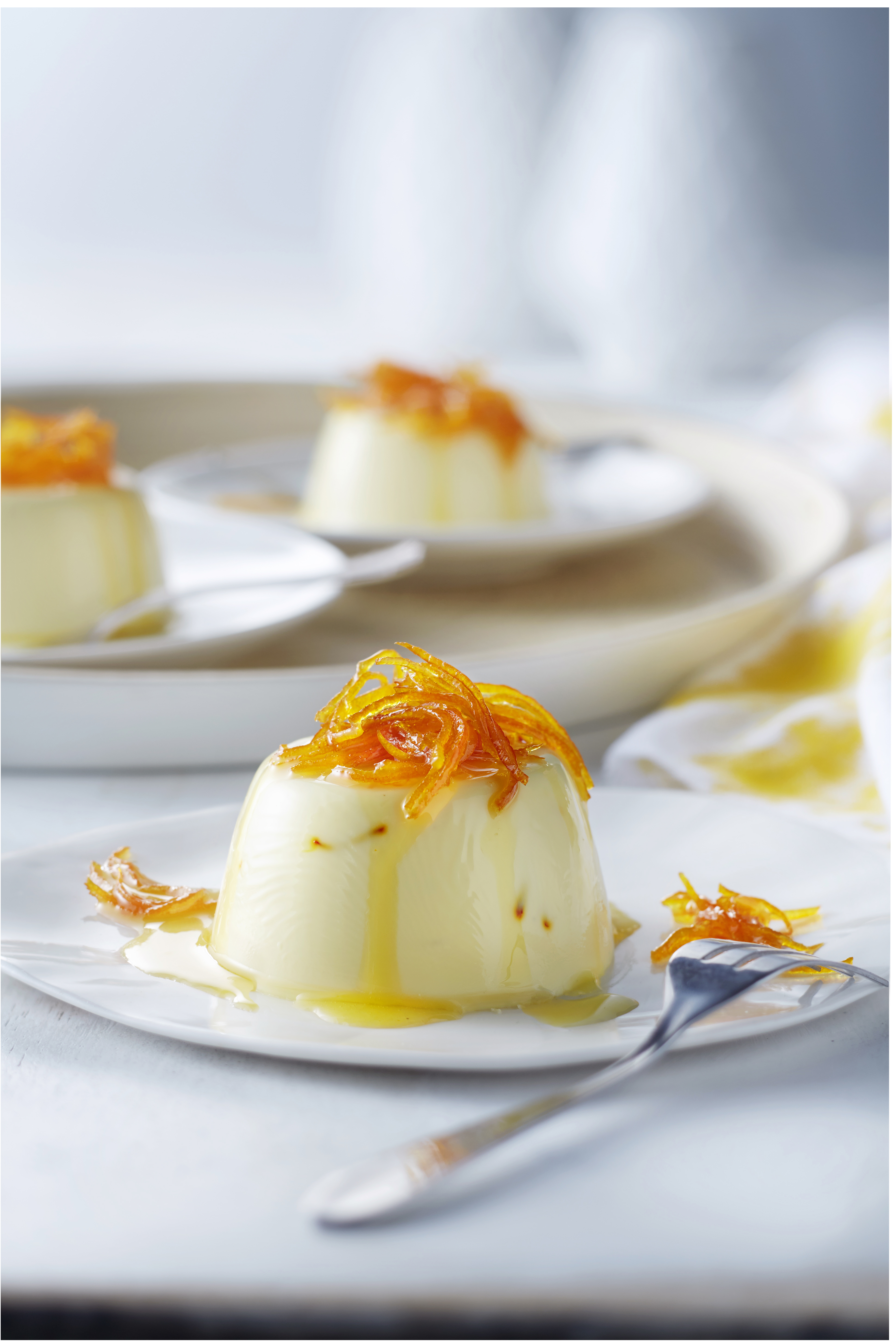 Panna cotta met saffraan en sinaasappelsiroop