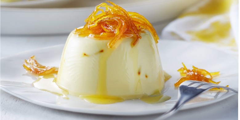 Panna cotta met saffraan en sinaasappelsiroop