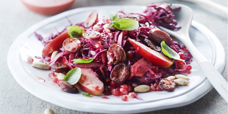 Rodekoolsalade met frambozendressing, appel en chorizo