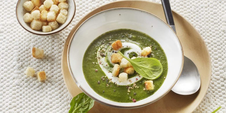 Spinazie-kokossoepje met knoflookcroutons