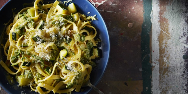 Tagliatelle met courgette en peterseliepesto