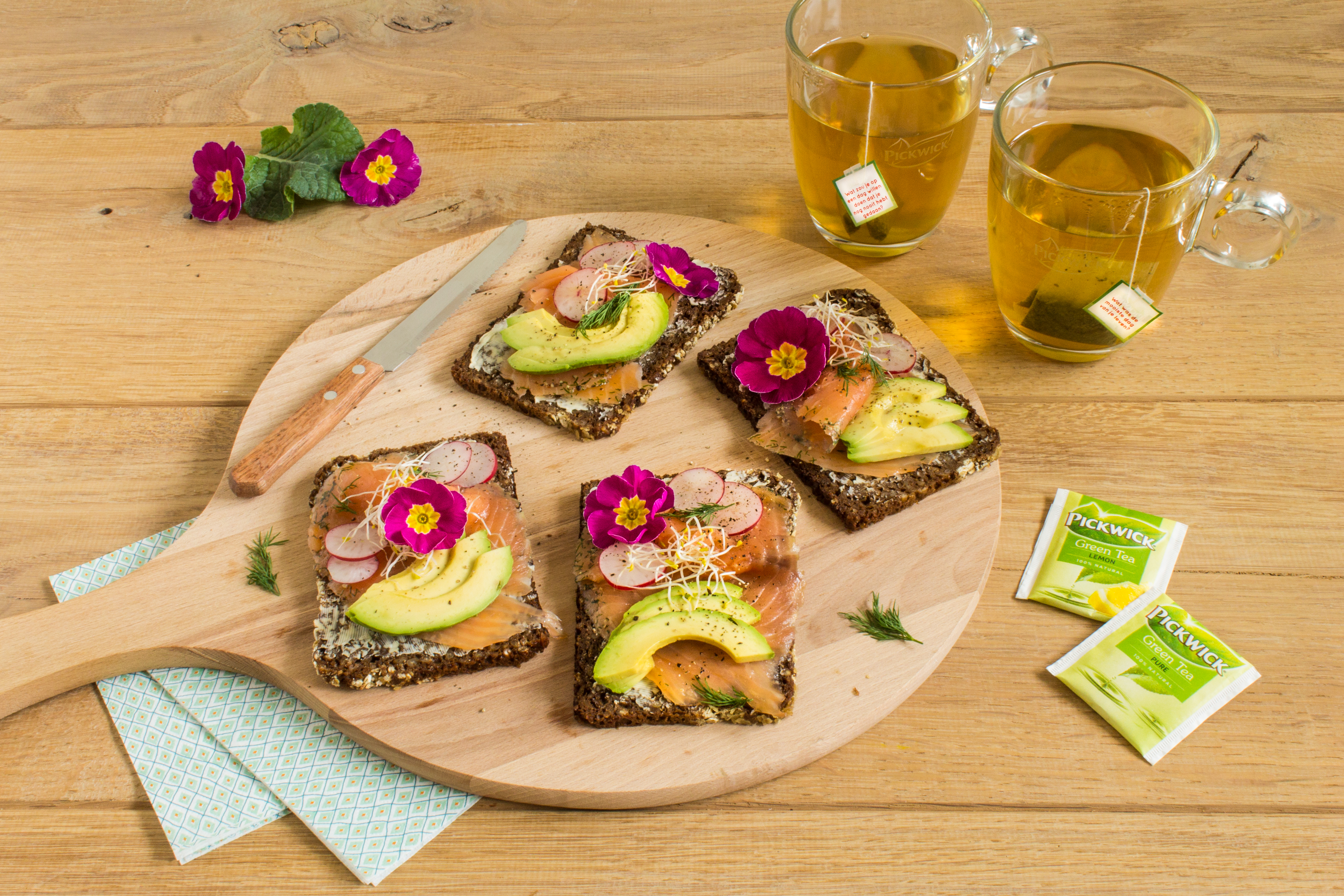 Scandinavische roggebroodjes met zalm en avocado