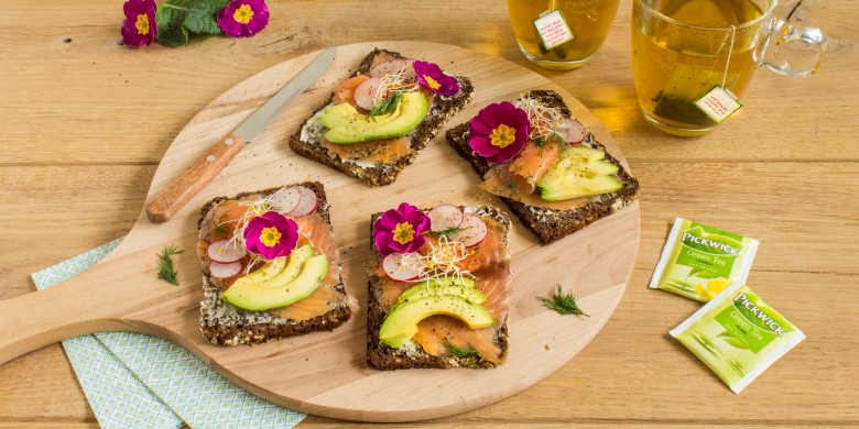 Scandinavische roggebroodjes met zalm en avocado