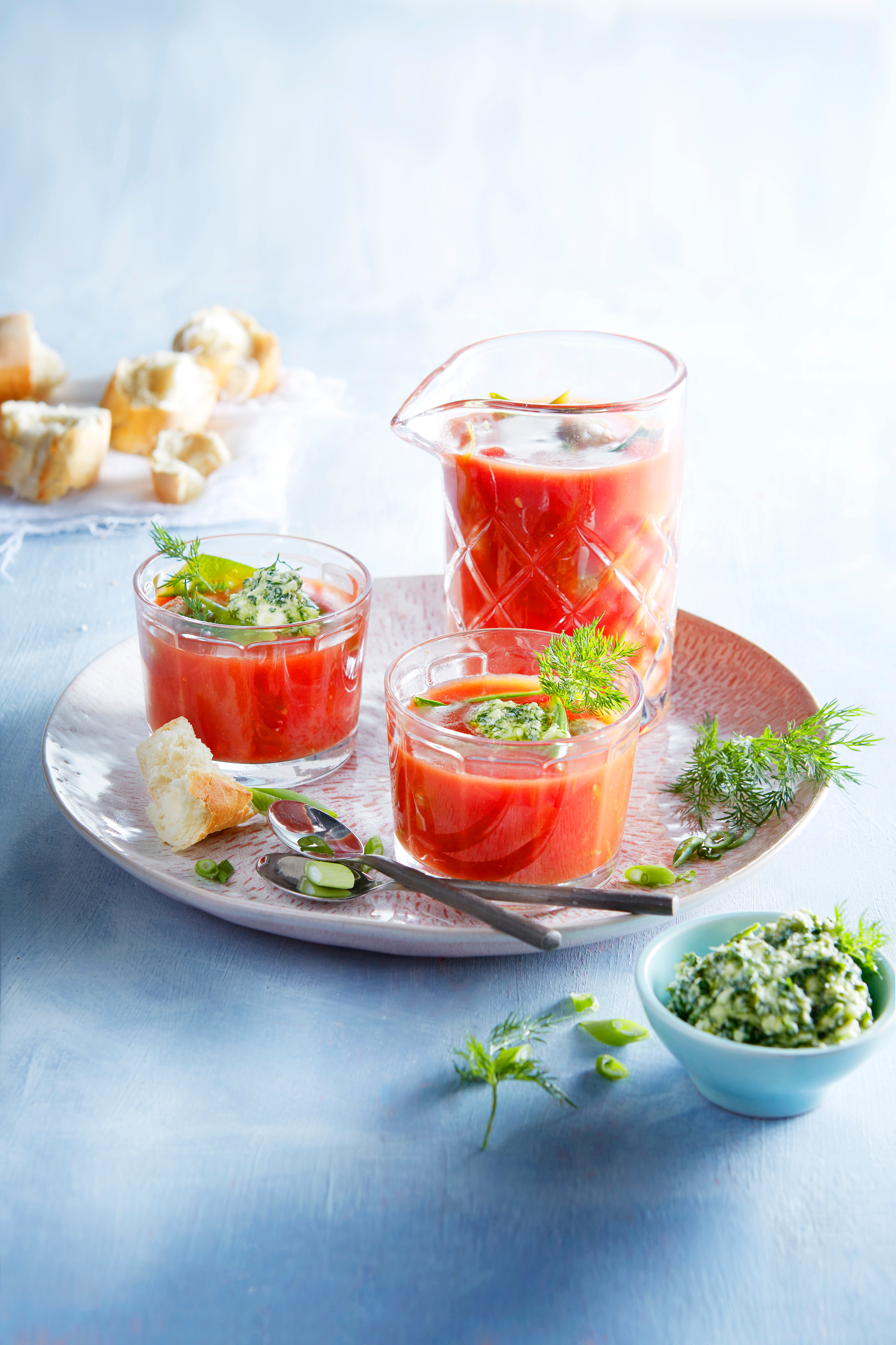 Tomatenbouillon met stokbrood en kruidenpesto